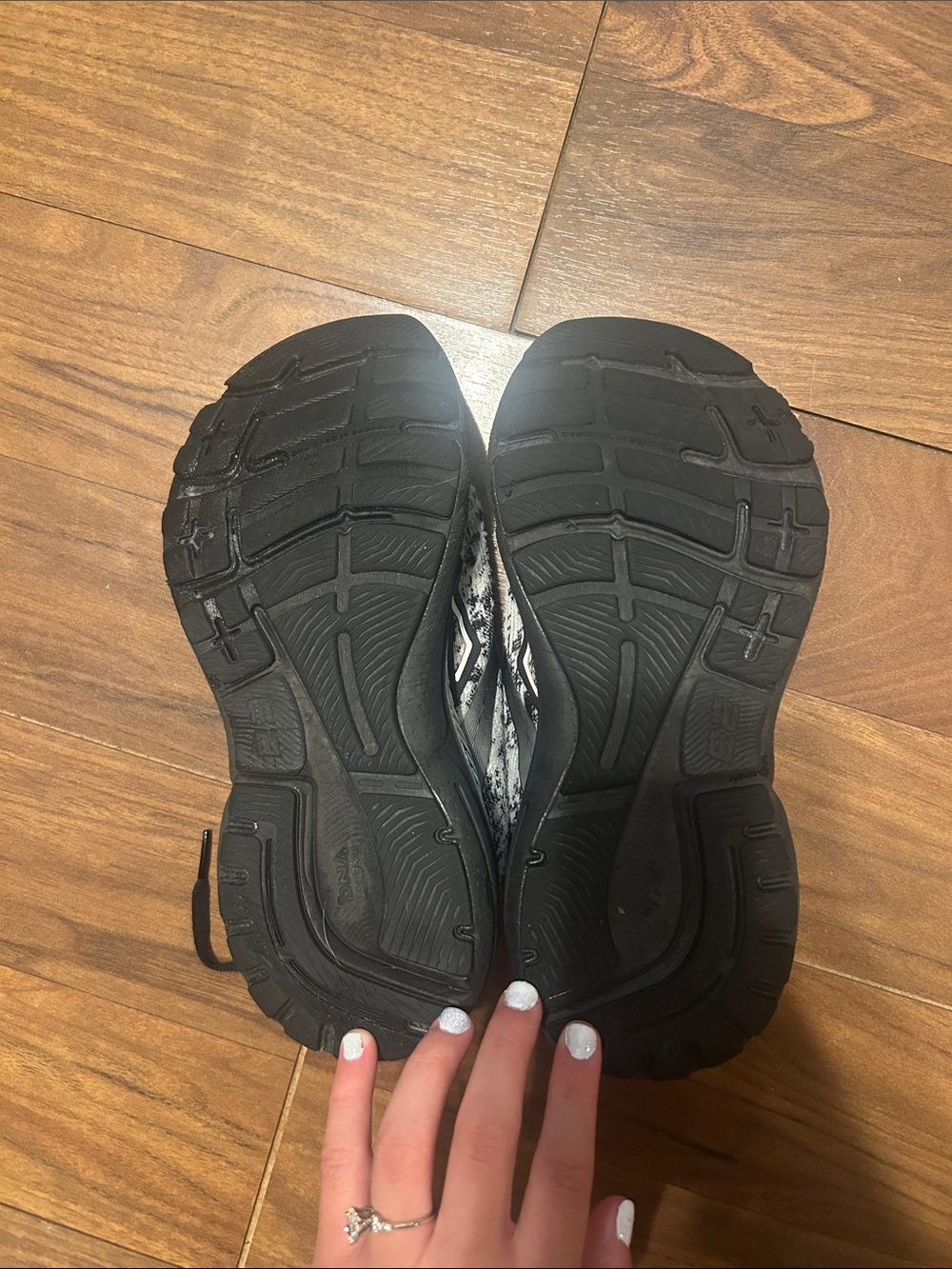 Black and white brooks womens 7 - Picture 4 of 7